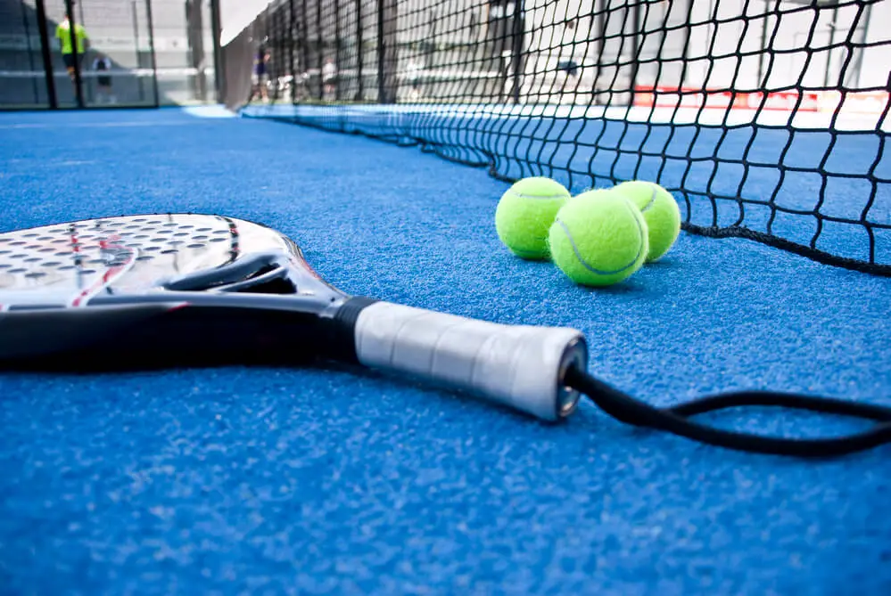 Round padel racket with 3 padel balls